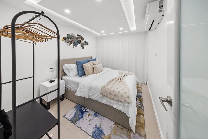 Maréa queen bed and open clothing rack
