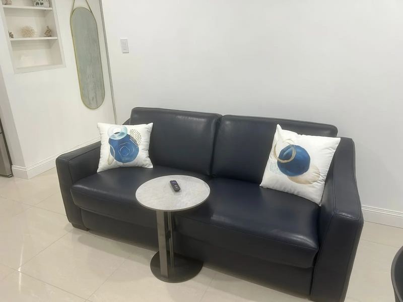 Maréa sitting nook with blue accent pillows