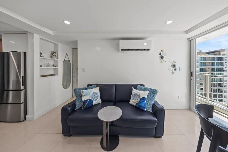 Maréa living room with air conditioning and window view